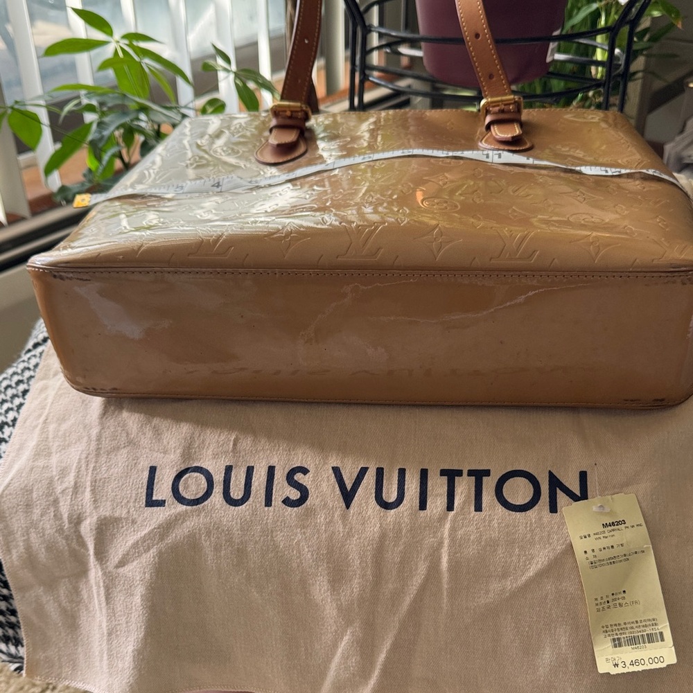 Louis Vuitton Tan Patent Leather Tote. Like new with the COA - Picture 7 of 13